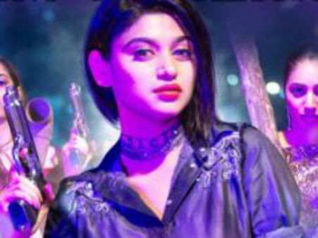 லைட்டா தானா, நம்பிட்டோம்: ஓவியாவை விளாசும் நெட்டிசன்கள்