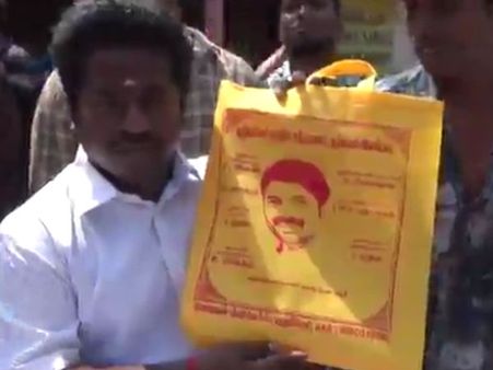 புதுச்சேரியில் தில்லுக்கு துட்டு 2 பார்க்க வந்தவர்களுக்கு துணிப்பை கொடுத்த சந்தானம் ரசிகர்கள்