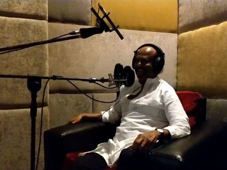 தரமான ட்ரீட் கொடுத்த கார்த்திக் சுப்புராஜ்: ரஜினி ரசிகர்கள் ஹேப்பி