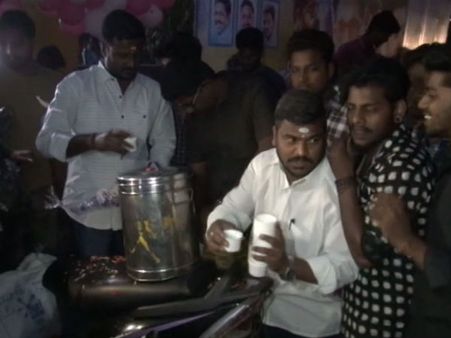 சிம்பு சொன்னா செய்வோம்ல.. பால், பிஸ்கட் கொடுத்து புதுவையைக் கலக்கிய ரசிகர்கள்