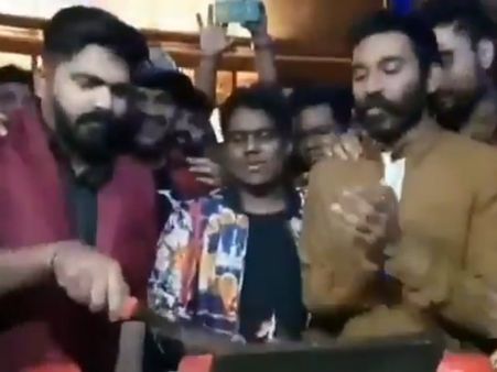 தனுஷ் ஹேப்பி பர்த்டே பாட்டு பாட கேக் வெட்டிய சிம்பு: வைரல் வீடியோ
