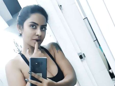 தரம் தாழ்ந்து போன ஸ்ரீ ரெட்டி: கண் கூசும் ஆபாச புகைப்படத்தை வெளியிட்டார்