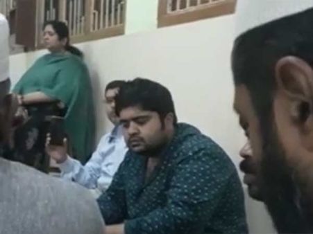 தாய் தந்தை முன்னிலையில் இஸ்லாமுக்கு மாறிய சிம்பு தம்பி குறளரசன்!