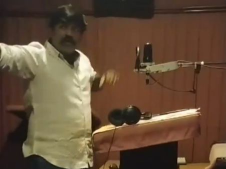 பாவம், ஒரு கதை சொல்ல கஷ்டப்பட்ட விஜய் சேதுபதி: வீடியோ இதோ