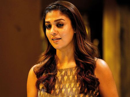 Airaa Review: யமுனாவை கொல்லத்துடிக்கும் பவானி... கருப்பு வெள்ளை படம் காட்டும் 'ஐரா'... விமர்சனம்!