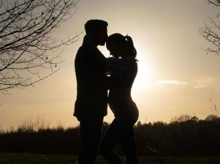 கர்ப்பமாக இருக்கிறேன்: காதலருடன் இருக்கும் போட்டோவை வெளியிட்ட ஏமி ஜாக்சன்