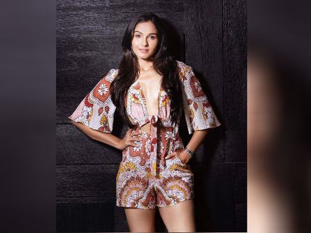 ப்பா.... வெயில் கொடுமைய ஆண்ட்ரியா டிரஸ்ஸ பாத்தாலே தெரியுது!