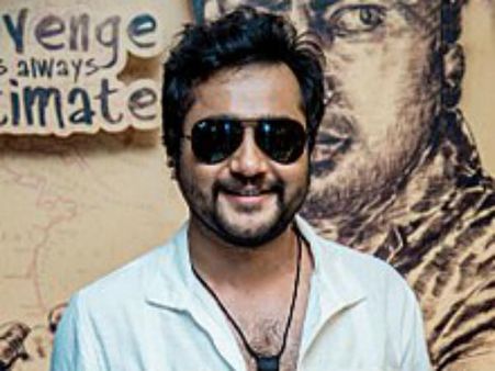 என்னை நடிக்க வெச்சு மோசம் பண்ணிடாங்க.... அக்னி தேவி இயக்குனர் மீது பாபி சிம்ஹா போலீசில் புகார்!