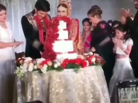 ஆர்யா-சாயிஷா திருமணத்தில் நடந்த செம காமெடி.. இப்டி அசிங்கப்படுத்திட்டாங்களேப்பா!