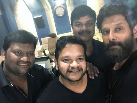 கடாரம் கொண்டான் அப்டேட்.. விக்ரம் பற்றிய சர்ப்ரைஸ் உடைத்த ஜிப்ரான்!