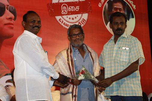 இப்டி படம் எடுத்ததுக்கு 'வேற' தொழில் செய்யலாம்.. 90 எம்எல் இயக்குநரை அசிங்கமாக திட்டிய தயாரிப்பாளர்