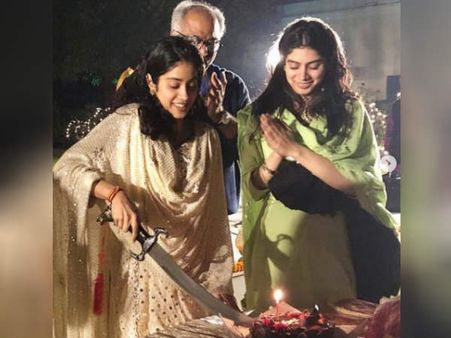 ஏம்மா, கேக் வெட்ட வாள் தான் கிடைச்சதா?: அதிர வைத்த ஸ்ரீதேவி மகள்