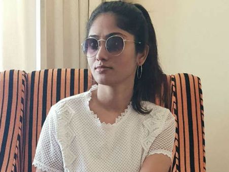 பாவம்யா இந்த ஜூலி.. மகளிர் தின வாழ்த்து சொன்னது ஒரு குத்தமா.. இப்டி திட்டுறீங்களேப்பா!