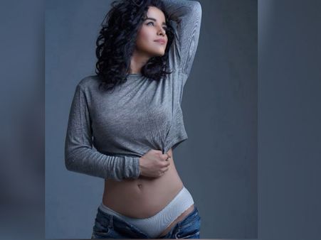 எதுக்கு பேண்ட் போடுறதுன்னு மறந்துட்டீங்களேம்மா: நடிகையை விளாசிய நெட்டிசன்ஸ்