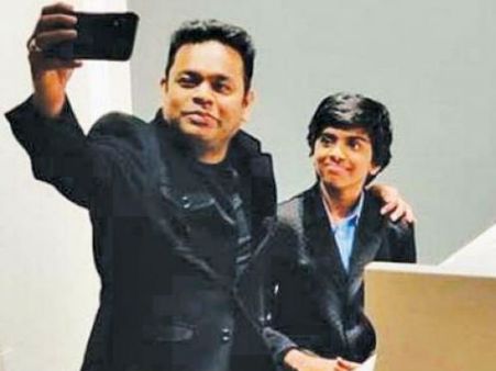 2 கைகளில் 2 பியானோ வாசித்த சென்னை சிறுவனுக்கும், ஏ.ஆர். ரஹ்மானுக்கும் என்ன தொடர்பு?