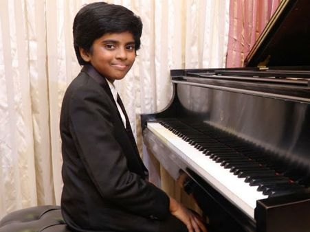 2 கையில் 2 பியானோ, ரூ. 7 கோடி பரிசு: உலகையே திரும்பிப் பார்க்க வைத்த சென்னை சிறுவன்