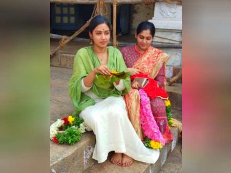 மீனாட்சி அம்மன் கோவிலுக்குள் போட்டோ: சர்ச்சையில் சிக்கிய நிவேதா பெத்துராஜ்