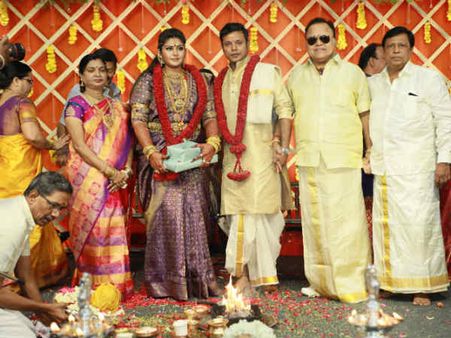 எம்.ஆர். ராதாவின் கொள்ளுப் பேரனை மணந்த பார்த்திபன் மகள்: ராதாரவி நேரில் வாழ்த்து