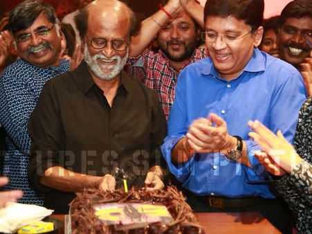 நாடே எல்லையை நோக்கி பரபரப்பா காத்திட்டிருக்கு.. நீங்க என்னடான்னா கேக் வெட்டிருக்கீங்க கொழந்த