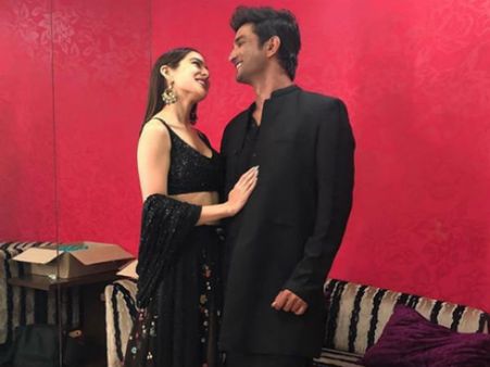 வீட்டில் யாரை காதலிக்காதே என்றார்களோ அந்த நடிகரை காதலிக்கும் வாரிசு நடிகை