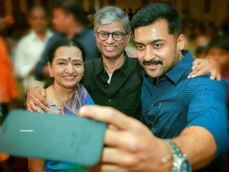 நண்பன் விஜய்யின் பெற்றோருடன் செல்ஃபி எடுத்த சூர்யா: வைரலோ வைரல்