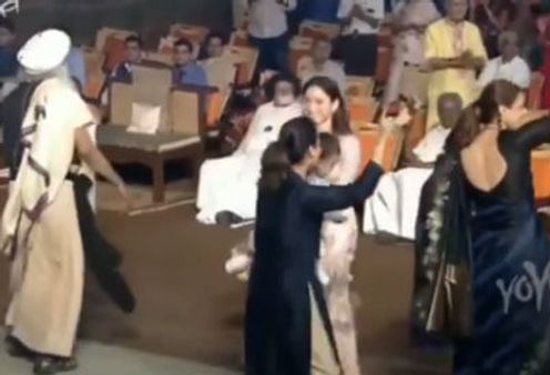 மகாசிவராத்திரி: எம்.ஜி.ஆர். பாட்டுக்கு சத்குருவுடன் சேர்ந்து ஆடிய தமன்னா, காஜல்