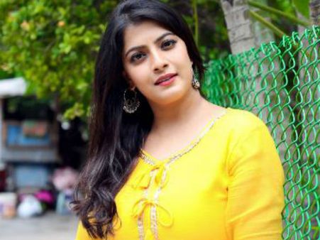 ராதாரவியுடன் சேர்த்து விஷாலுக்கும் செம டோஸ் விட்ட வரலட்சுமி