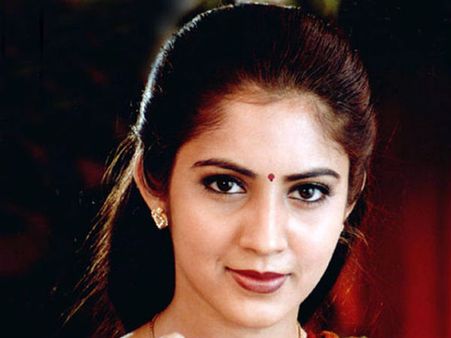 ரூ. 1 லட்சம் கொடுத்துவிட்டு பாலியல் தொல்லை: நடிகர் மீது சூர்யா ஹீரோயின் புகார்