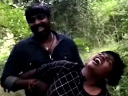 மகனுடன் மல்லுக்கட்டி சண்டை போடும் விஜய் சேதுபதி... வைரலாகும் வீடியோ!