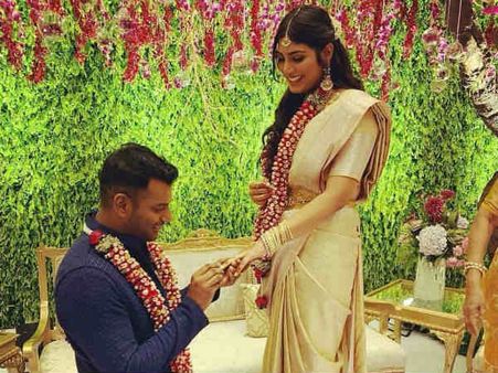 விஷால், அனிஷா நிச்சயதார்த்தத்திற்கு மனைவியுடன் வந்த சூப்பர் ஸ்டார்