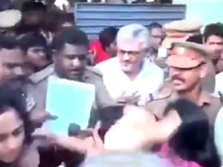வரிசையில் நிற்காத அஜித்தை திட்டிய பெண்: வைரல் வீடியோ