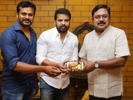 தலைக்கு மேல வேலை இருந்தும் அச்சமில்லை அச்சமில்லை டீஸரை வெளியிட்ட தினகரன்