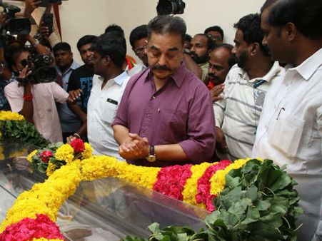 கடைசி மூச்சு வரை நன்றி மறவாத மகேந்திரனுக்கு கமல் நேரில் அஞ்சலி