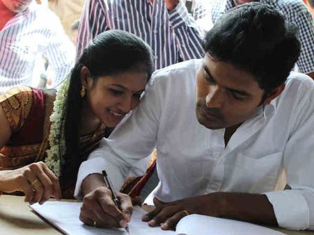 என் மனைவி மதம் மாறவில்லை, நாங்கள் மத மறுப்பாளர்கள்: மூடர்கூடம் நவீன்