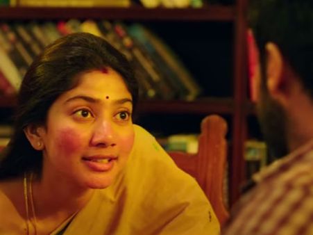 தேம்பி தேம்பி அழுத சாய் பல்லவி... ஆறுதல் கூறி தேற்றிய செல்வராகவன்!