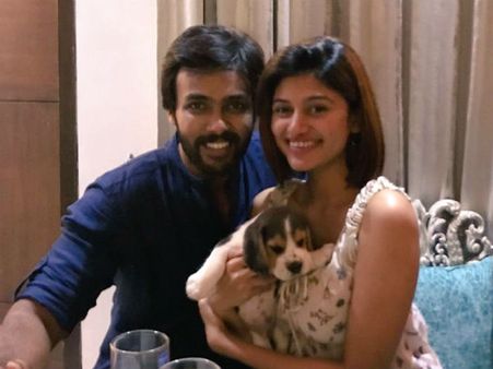 நள்ளிரவு 12 மணிக்கு கேக் வெட்டி ஆரவுடன் பிறந்தநாள் கொண்டாடிய ஓவியா