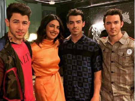 கணவர் மீது பிராவை வீசிய ரசிகை: ப்ரியங்கா என்ன செய்தார் தெரியுமா?