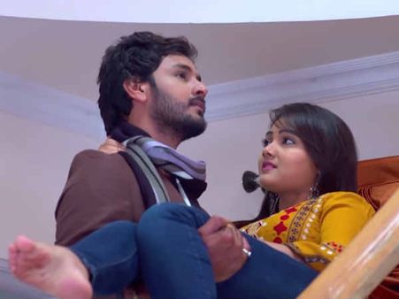 ரோஜாவின் கால்களை மடியில் வச்சு.. மெல்ல அமுக்கி.. விரல்களுக்கு சொடுக்கெடுத்து.. !