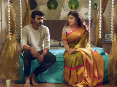 ஓடிப் போய் கட்டிப் பிடிக்க நினைக்கறா ஜனனி... கட்டுப்படுத்திகிட்டு நிக்கறான் சந்தோஷ்...!