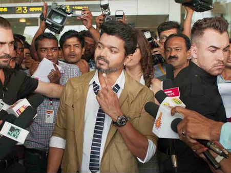 லோக்சபா தேர்தல் 2019: சர்கார் விஜய்யாக மாறிய வாக்காளர்.. என்ன செய்தார் தெரியுமா?
