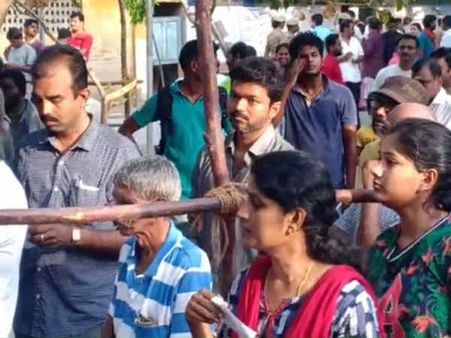 வாக்குச்சாவடியில் குட்டி ரசிகையை பெற்றோரிடம் பத்திரமாக ஒப்படைத்த விஜய்: வீடியோ இதோ