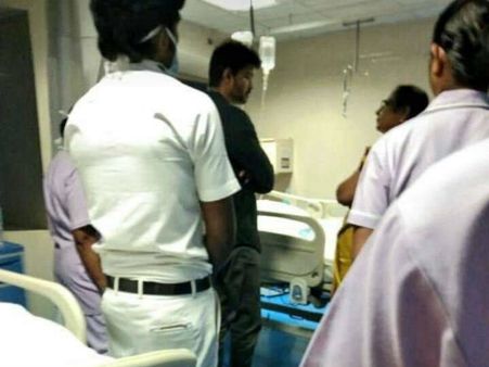 படுகாயம் அடைந்த எலக்ட்ரீஷியனை மருத்துவமனைக்கு சென்று பார்த்த விஜய்: வீடியோ இதோ