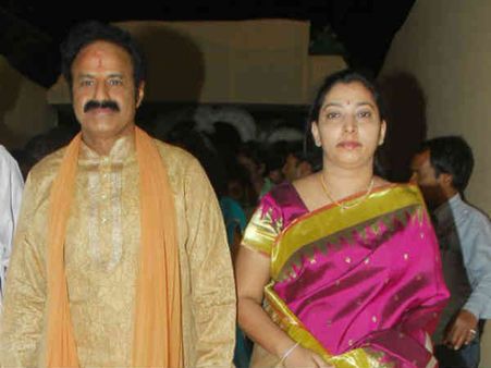 ரசிகரை அடித்த நடிகர்: பலே காரணம் சொல்லும் மனைவி