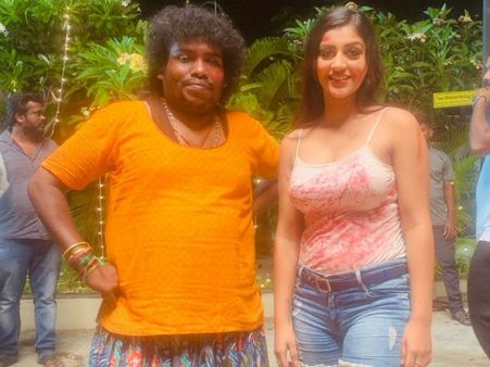 பாவாடை, சட்டையில் யோகிபாபு: வைரல் புகைப்படங்கள்