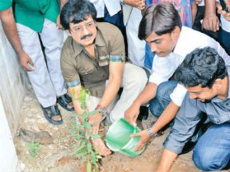 இந்த ஆண்களுக்கு தாய் குலங்கள் மேல் எவ்வளவு மதிப்பு பாருங்கள்...இதில் விவேக்கும்...!