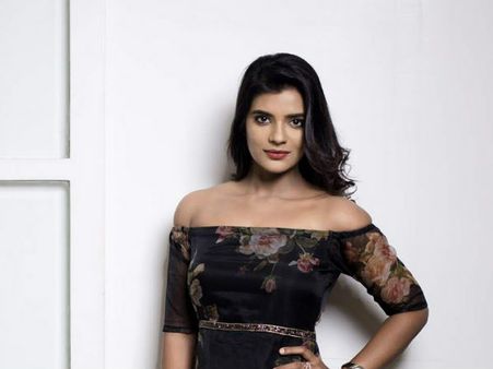 யோவ் யாருய்யா அது.. என் காதலன்.. சொல்லுங்கப்பா ப்ளீஸ்.. கலாய்க்கும் ஐஸ்வர்யா!