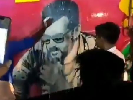 பஸ்சில் உள்ள அஜித் படத்துக்கு பாலாபிஷேகம்... திடீரென கொண்டாட்டத்தில் இறங்கிய ரசிகர்கள்!