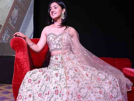 மேக்கப் ரூமில் படித்து 10ம் வகுப்பு தேர்வில் 93% மதிப்பெண் வாங்கிய நடிகை