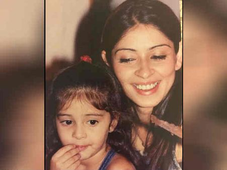 திருமணத்திற்கு முன்பே கர்ப்பமாகி பிறந்தவரா வாரிசு நடிகை?: அம்மா விளக்கம்