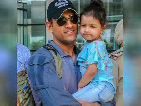 உங்க மகள் ஜிவாவை கடத்திடுவேன்: தோனியை எச்சரித்த கன்னக்குழி நடிகை